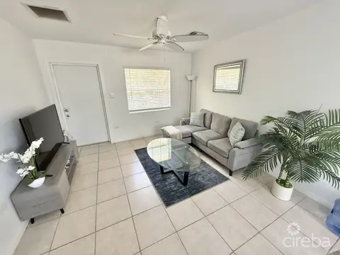 Apar 1 Bed 1 Bath On Smith Road, Gt