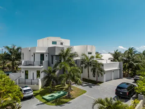 Royal Palms - 5 Bedroom Estate W/rental Unit
