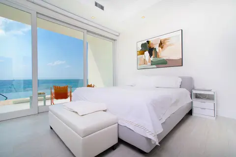 Modern Oceanfront 1 Bdr Condo /w Pool + Diving Summer/Fall Discounts