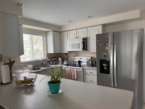 Private Room & Bathroom in Beautiful Spacious Apartment – Northside.