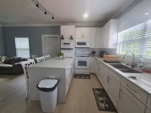 Bodden Town 2Bed 2Bath 1/2 Duplex - $2400 (Utilities included)