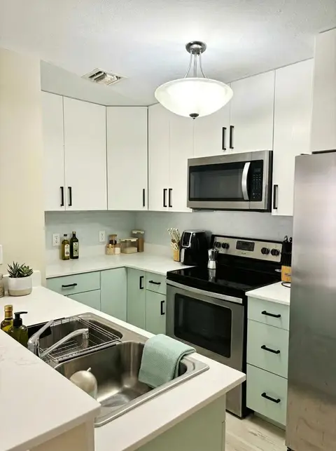 Short Term 1 Month Rental from June 1st Prime Location 2 Bed / 2 Bath