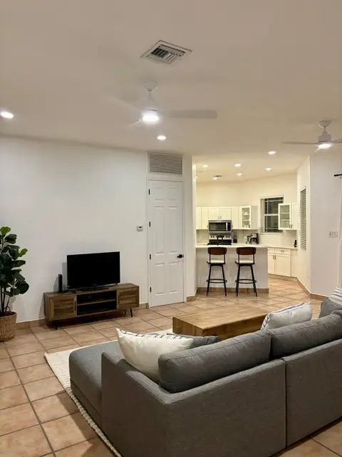 STUNNING LARGE 2 BED IN GOVERNORS HARBOUR - POOL & DOCK