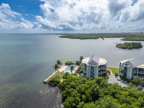 Turnkey Short Term Rental - Turtle Cove 3 Bed Oceanfront Ground Floor