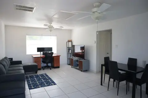 SPACIOUS 1-BED CONDO AT WALKING DISTANCE TO TOWN! Available now!