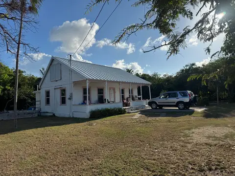 Island Tranquility! 2 Bedroom, 2 Bath, near Cemetery Beach, large yard, no thru traffic