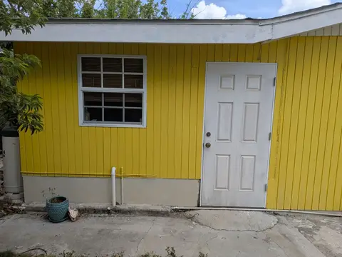 West Bay 1Bed 1 Bath Apartment Short Term May-July 2026