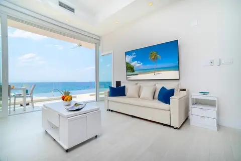 Modern Oceanfront 1 Bdr Condo /w Pool + Diving Discounted Monthly Rental Fall