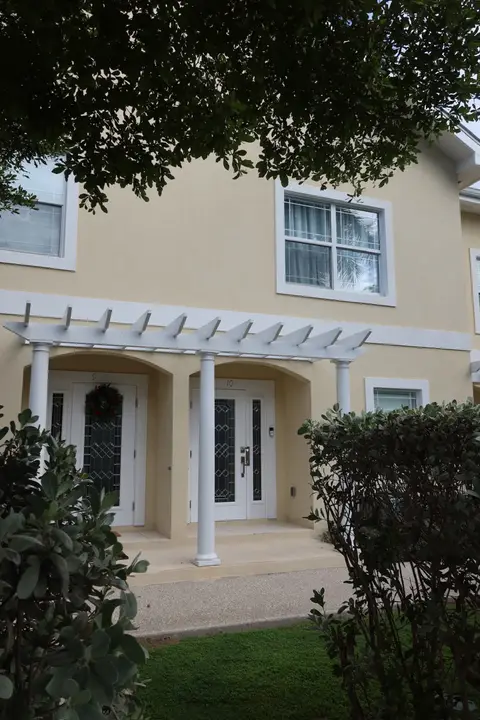Beautifully Renovated 2 Bedroom apartment in Walkers South For Rent