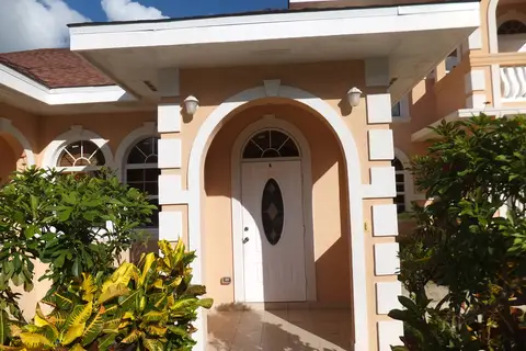 Large 1 bed 1 and 1/2 bath. Omega Bay, Prospect.