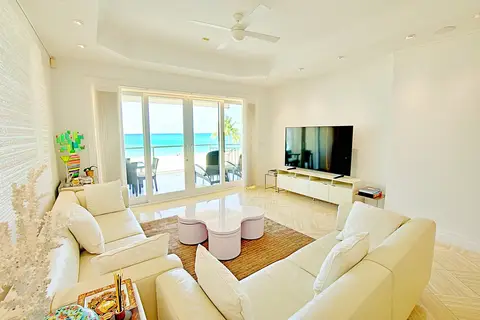 The Pinnacle - Luxury Beach front living on 7 Mile Beach