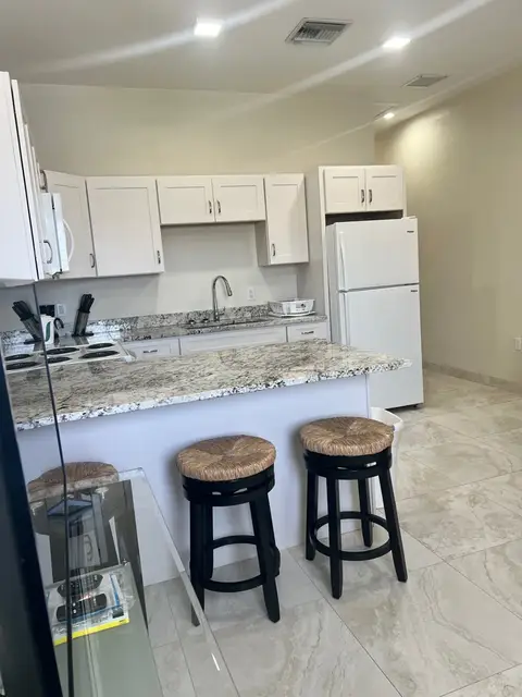 Available NOW! 1-bedroom, 1-bathroom at The Summit, North Side
