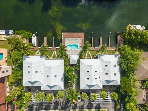 THE MOORINGS, STUNNING CANAL FRONT TOWNHOME, 3 BED 3.5 BATHROOM WITH GORGEOUS VIEWS OF THE CANAL