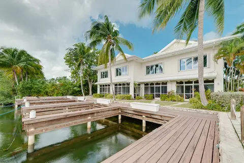 STUNNING CANAL FRONT CONDO! 3 BED 3.5 BATHROOM WITH GORGEOUS VIEWS OF THE CANAL!