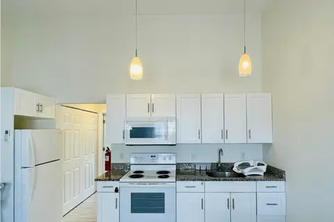 Beautiful 1 bed/1bath condo in West Bay