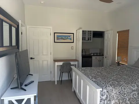 a 1 badroom studio apartmenr for rent in Savannah $1300 plus $1000 deposit if interested please call 9176693/9242772