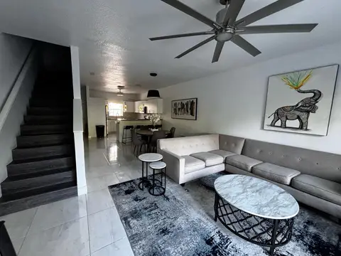 Renovated Town & Country 2 bed 2.5 bath townhome
