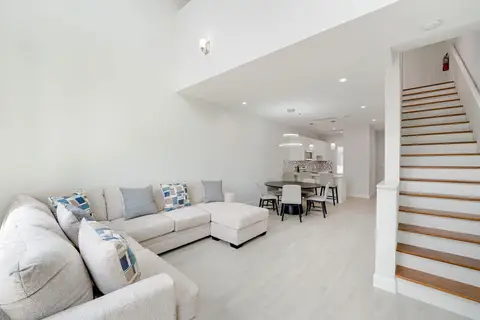 FOR SALE | SPACIOUS & MODERN 3 BR TOWNHOME - EXCELLENT LOCATION!