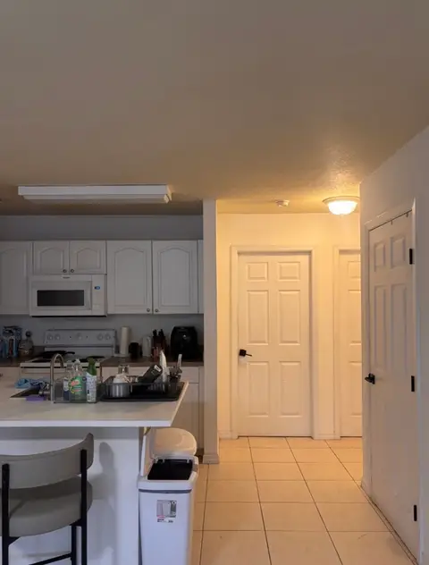 Room in Shared Lakeside Apartment – Female Only!