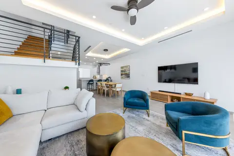 FOR RENT: 2 Bedroom Condo in Seven Mile Beach