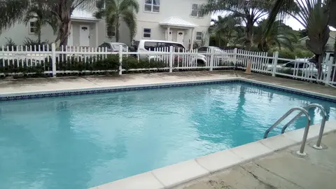 Two Bed 2 1/2 Bath Lookout Gardens Townhouse