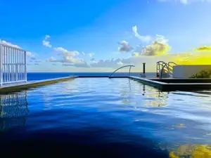 Huge ocean Front brand new 1 bed, with huge rooftop pool and spa