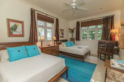 Single professional person to share house in Snug Harbour