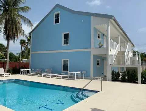1 Bedroom, 1 Bathroom - Walking distance to WB Fosters - AMAZING Location - Small complex