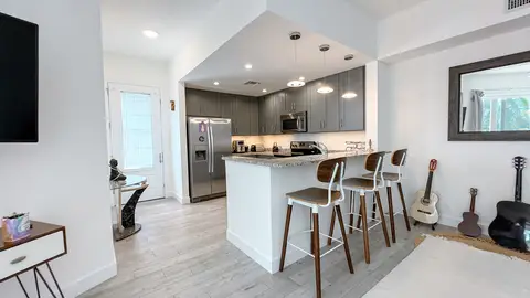 SNUG HARBOUR - CANALFRONT 1 BED/ 1.5 BATH (July 1 - Oct 30)