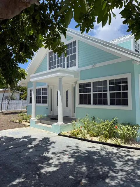 3BR + Den Executive Turnkey Home Steps to the Beach - Avail May 15th