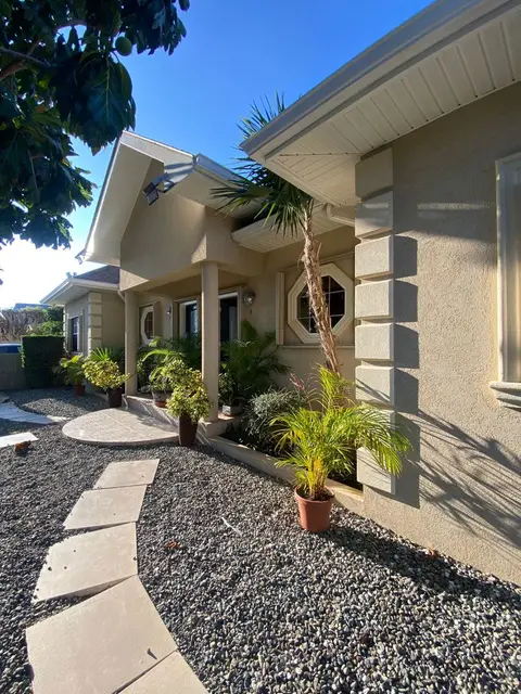 3 BEDROOM CLEAN AND BRIGHT