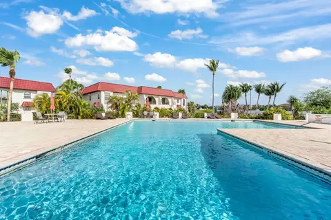 Lime Tree Bay - Fully Renovated Studio (Monthly flexible rental)