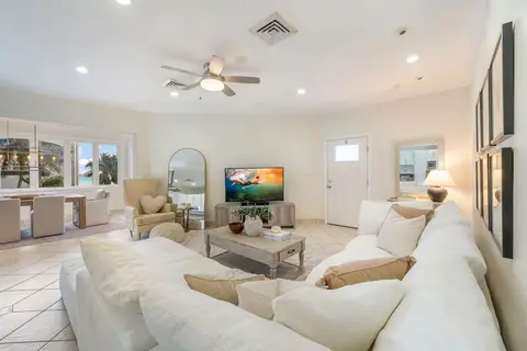 PENDING!! FOR SALE: 2 Bed Oceanview Penthouse in Seven Mile Beach Corridor