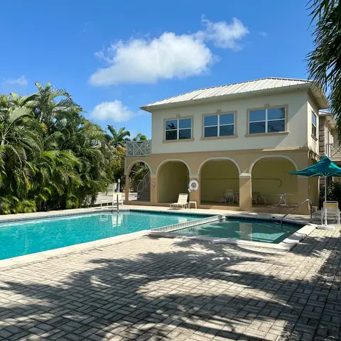 CENTURY 21 | #5 THE LAKES AT POINDEXTER- LARGE 3BEDROOM/3BATH AVAILABLE JUNE 1ST!!