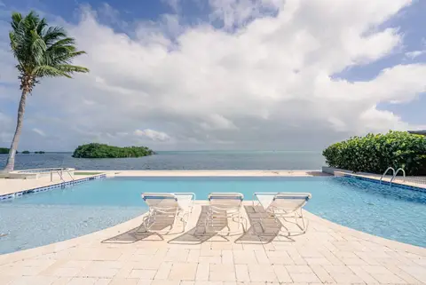 Turtle Cove | Luxury Sea Front Family Escape - SHORT TERM ONLY - View Local rates NOW!