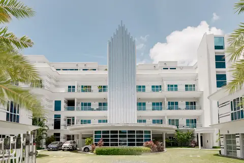 CENTURY 21 | FIN- CHIC 4 BED W DEN CONDO