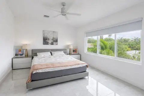 3-BED TOWNHOME IN HEART OF SMB CORRIDOR - ELEVEN PARC