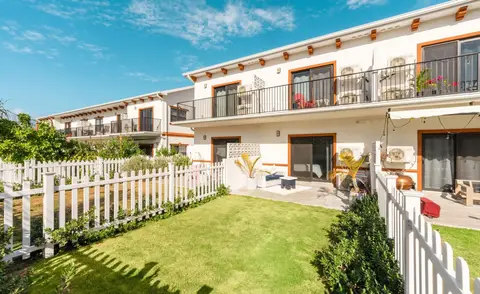 Modern 1 Bed 1 Bath Garden Apartment In West Bay