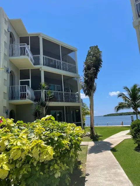 1 Bedroom 1 and 1/2 Bath Apartment for Rent