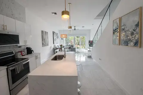 3-BED TOWNHOME WITH THE GARAGE IN HEART OF SMB CORRIDOR - ELEVEN PARC