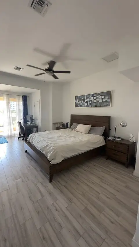 Master Bedroom in 3 Bed/3.5 Bath available 1-30 JUNE ONLY - Parkway Place