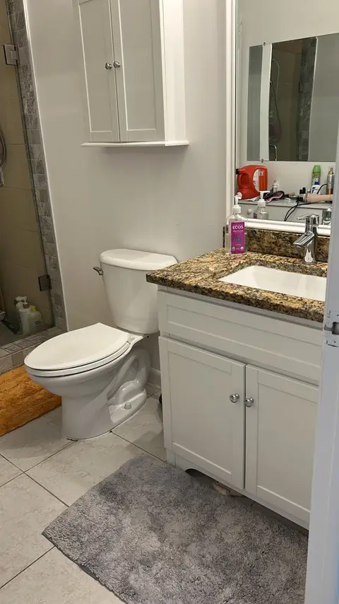 Bedroom available in 2 bedroom apt close to Fosters
