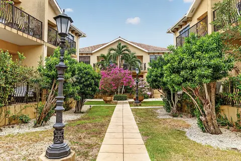 CENTURY 21 | 2 BEDROOM CONDO IN LANTERN POINT