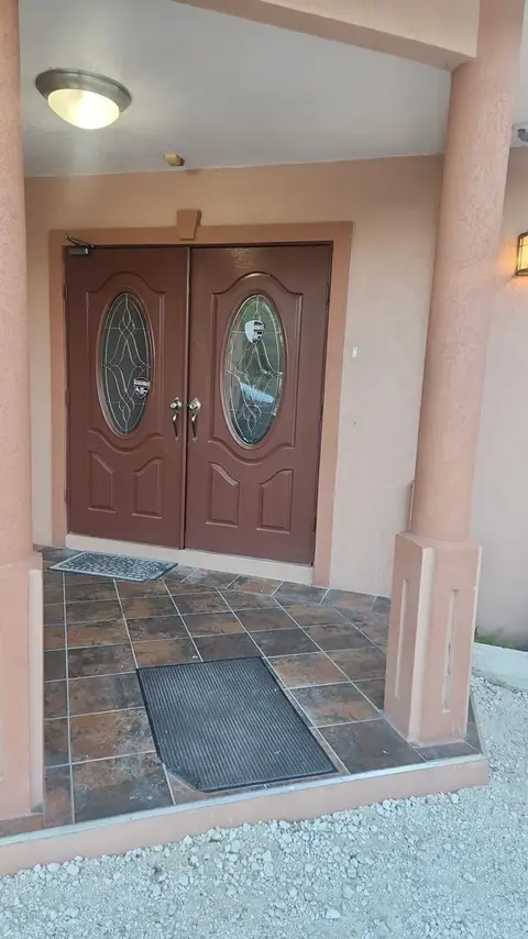 One bedroom for rent in RRed room for rent Bay at $1000.00 per month including utilities. Share kitchen and bathroom