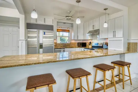 South Sound 2BR, Beach Retreat, Pool & Patio. SHORT TERM ONLY - View Local rates NOW!