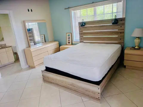 1 Private bedroom with bathroom inside a 3 bed / 3.5 bath with separate entrance