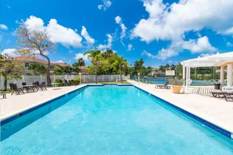 JULY AUG Seven Mile Beach 2-bedroom 2.5-bath on 2-levels