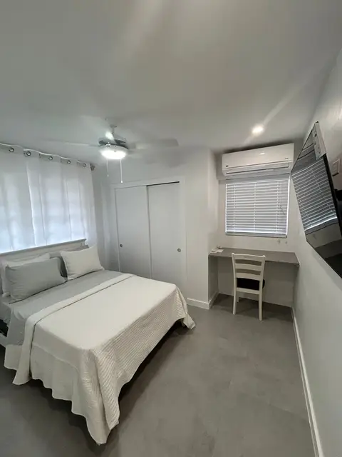 🏠 Bright Studio End Unit (Newly Renovated)