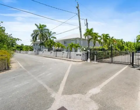 (Sale Pending) CENTURY 21 | PARK VIEW COURT, PHASE ONE - LOCATION CLOSE TO SMB