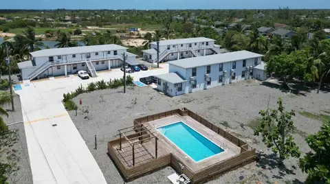 Charming 2 bed 2 bath Apartment w Swimming pool